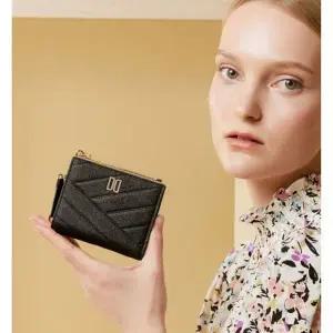 [NS홈쇼핑]DCWA5F417 닥스 블랙 칼라일 패턴 골드 DD 2단 탑지퍼 반지갑[35456334]