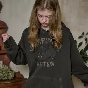 KITTEN 패치 피그먼트 후드티 스모크블랙