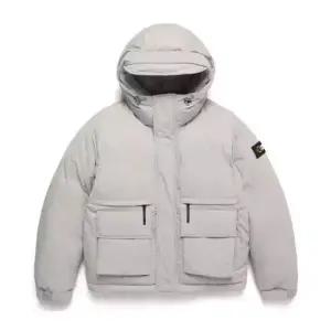 내셔널지오그래픽 내셔널지오그래픽NATIONALGEOGRAPHIC N244UDW100 쿠온 아웃포켓 구스 다운 점퍼 ICE GREY