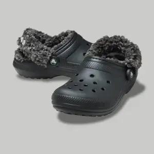 [롯데백화점]크록스 클래식 플리스 라인드 클로그 211396-001