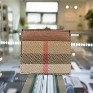 버버리 하우스 체크 카드지갑 40619901 브라운 캔버스 남녀공용 명품 지갑 남자 여자