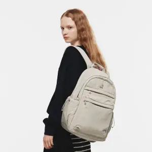 [롯데백화점]캉골 에센셜 플러스 라운드 백팩 1484 라이트베이지 (KRFBBP14840)