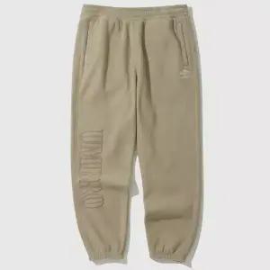 엄브로 플러스플리스 빅레터링 조거팬츠 UP423CFPN9 BEI