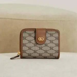 [헤지스](대구신세계)[헤리아토] H장식 브라운 시그니처 패턴 가죽 반지갑 (지퍼 동전수납) HIWA6E835W1