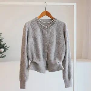 [잇수다] 프펄디 비즈 장미버튼 꽈배기 라운드 울 펄 니트 가디건