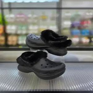 [크록스]여성 키높이 포근한 털 베이 라인드 클로그 211753-001/애플아울렛