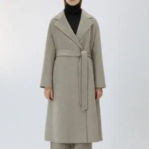 [롯데백화점]리스트 울 혼방 로브형 핸드메이드 코트(TWHCTO82120)