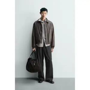 ZARA 릴렉스핏 가죽 효과 점퍼 - 다크 브라운