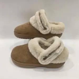 [크록스] 클래식 언퍼게터블 스웨이드 클로그  세피아