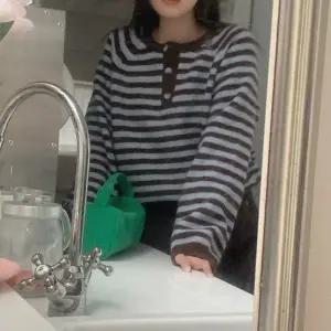 슈비트 울 단가라 버튼 니트