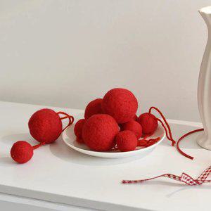 크리스마스 레드 폼폼 오너먼트 트리 인테리어 소품 연말 장식 오브제