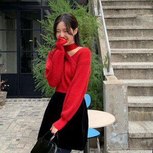 초커 디자인의 사이드 트임 세미크롭 벌룬 니트 nt3244