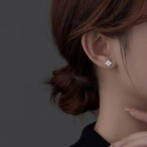 아르니 925실버 심플 플라워 큐빅 귀걸이 여성 데일리 은침 은귀걸이 한쌍 e025