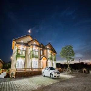 [제주/제주] 제주 빨간풍차 펜션 (카라반/바베큐장/커플/주차장/가족/복층/공용수영장(실외))