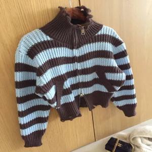 롤리폴리 배색 스트라이프 헤짐 컷팅 투웨이 하이넥 크롭 니트 집업 가을가디건 (4color)