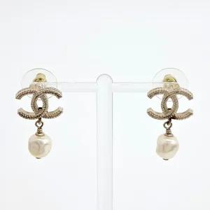 [구구스]중고명품 샤넬 진주 로고 장식 귀걸이 (NO 10265001)