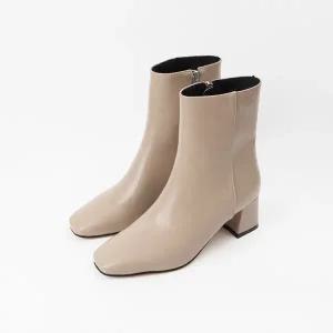 [롯데백화점]신난다슈 여성 앵클 부츠 힐 6cm 여자 숏 앵글 부츠 기모 발편한 통굽 ST252623 그레이