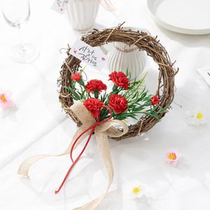 카네이션 조화 리스 가정의 달 선물 장식 20cm 꽃 어버이날 스승의날 벽걸이 감사 행사 소품 인테리어
