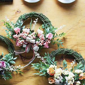 아름다운 장미꽃 모티브로 만든 프릴로즈 리스