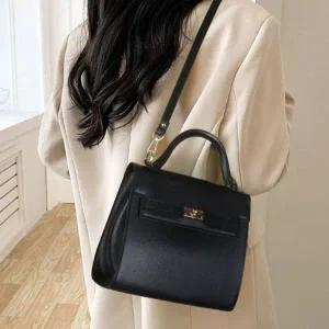 깔끔한 심플 정장룩 하객룩 스퀘어 핸드백 결혼식하객 깔끔한