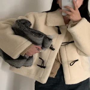 여성 겨울 떡볶이 뽀글이 숏코트 부드러운 양가죽 따뜻한 데일리 아우터 여성하프코트 모던한 겨울패션