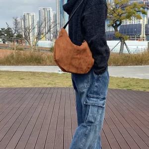 [모노폴로지]미니멀 스웨이드 크로와상 반달 크로스백 캐주얼 크로스 가방 토드 남녀공용