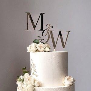 맞춤형 웨딩 케이크 매력 약혼 케이크 장식, 나무 골드 아크릴 이니셜 케이크 토퍼, 파티 세례 이름표
