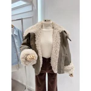 [갤러리아] [ab.f.z] 양털 카라 크롭 점퍼(ATA1HU04A)