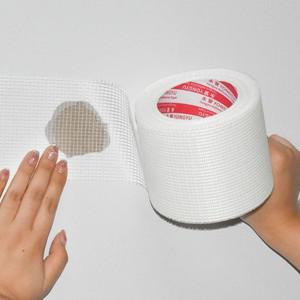시멘트 보드 벽의 균열을 수리하기 위한 석고 알칼리 방지 테이프가 있는 자체 접착식 유리 메쉬