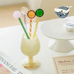 색상별 유리 머들러 스틱 아이스크림와 시리얼