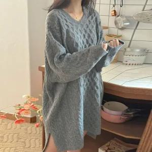 [문에이블]문에이블 겨울 데일리룩 편안한 루즈핏 브이넥 볼륨 꽈배기 니트 미니 원피스