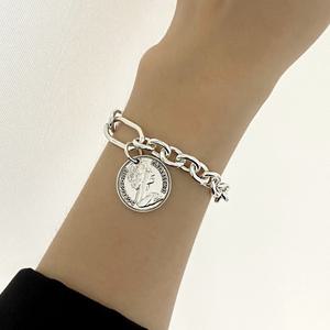 엘리자베스 코인 믹스 실버 체인 여자 은팔찌