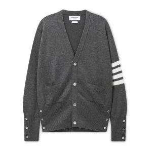 [톰브라운] 남성 4바 스트라이프 캐시미어 메드 그레이 가디건 MKC001A 00011 038