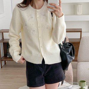 [신세계라이브쇼핑][샵앤] 여성 라운드넥 진주 단추 큐빅 꽃장식 니트 가디건 CAT-WCD-4175-아이보리