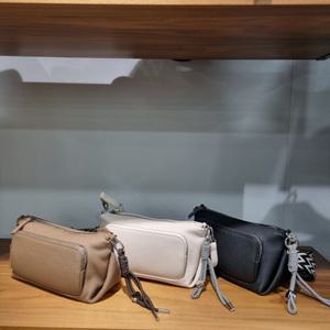 베네통/애플아울렛/투웨이 스트랩 키링 소가죽 미들백/BCBGA7541