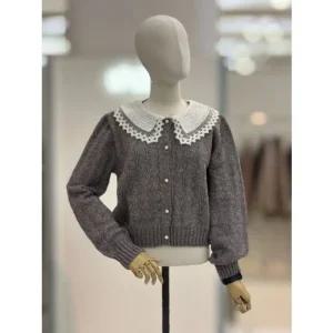 [갤러리아] 이프네 자수카라 단추 니트 (DP8WKT27)