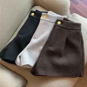 금장버튼 핀턱 포인트 뒷밴딩 하이웨스트 모직 반바지