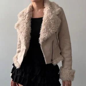 [신세계라이브쇼핑][옷자락] 여자 연말룩 무스탕 퍼트리밍 빅카라 지퍼 크롭 자켓