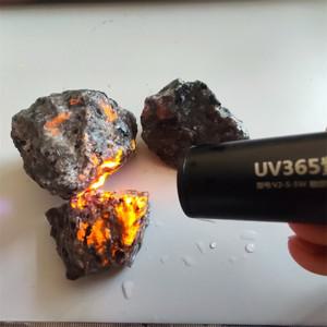 천연 Yooperlites 불꽃 돌 Syenite 장식 형광 소달 라이트 미네랄 거친 크리스탈 UV 수집 표본