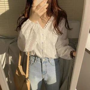 [하프클럽/]페미닌무드 꾸안꾸 펀칭 레이스 브이넥 긴팔 블라우스