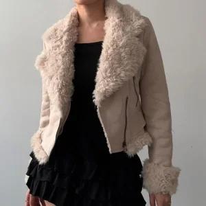 여자 연말룩 무스탕 퍼트리밍 빅카라 크롭 자켓