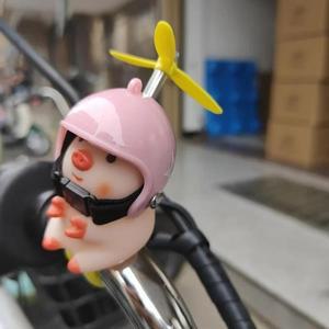 오토바이 스티커용품 헬멧을 쓴  돼지 장식 자동차  바이크 오토바이 및 자전거 .