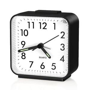 ORIA 아날로그 알람 시계, 배터리 작동 아날로그 여행 시계, 야간 조명이 있는 작은 침대 옆 시계, 스누즈, 점진적 상승 알람, 침실, 사무실, 여행용