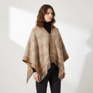 2426736011600 006 FRINE 프리네 자 M 모노그램 프린지 판초 여성 케이프