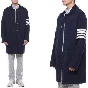 [롯데백화점]톰브라운 23SS 남성 사선 스트라이프 오버코트 (MKJ098A Y3028 415 23S)