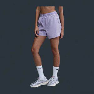 [나이키] 여성 스포츠웨어 클래식 우븐 미드라이즈 쇼츠 FV7558-533