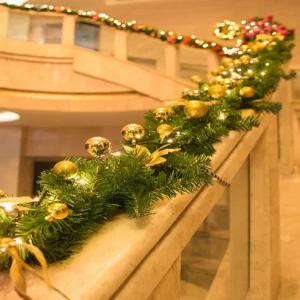 크리스마스 계단 장식 리스 조명 현관문 트리 가랜드 인테리어