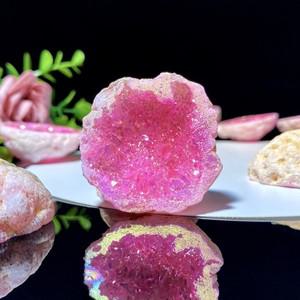 무작위 1PC 고품질 핑크 오라 화이트 마노 천연 크리스탈 원시 돌, 미네랄 가족 및 친구 선물, 장식