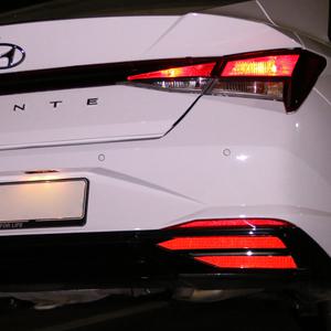 아반떼 CN7 리어 범퍼 후방 리플렉터 야간반사 안전운전 스티커