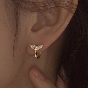 [더블유비엘]14k post 벨루가 모이사나이트 고래꼬리 원터치 링귀걸이   (윙블링)